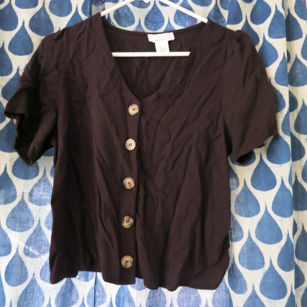 Urban Romantics Black button up top,short sleeve,L